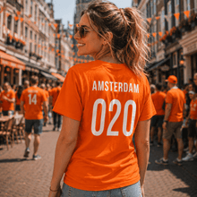 Afbeelding in Gallery-weergave laden, Vrouw in Oranje Amsterdam Tshirt tijdens het WK