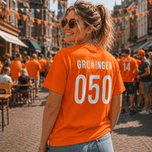 Afbeelding in Gallery-weergave laden, Dame in Oranje Groningen 050 tshirt tijdens WK
