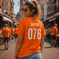 Vrouw draagt Breda 076 oranje WK tshirt