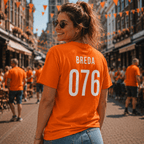 Vrouw draagt Breda 076 oranje WK tshirt