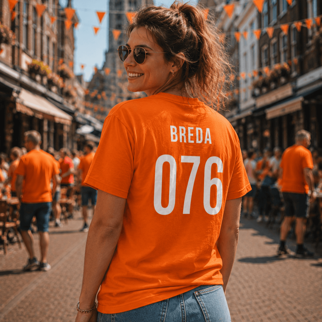Vrouw draagt Breda 076 oranje WK tshirt
