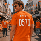 Man in Oranje Deventer 0570 Tshirt tijdens het WK voetbal