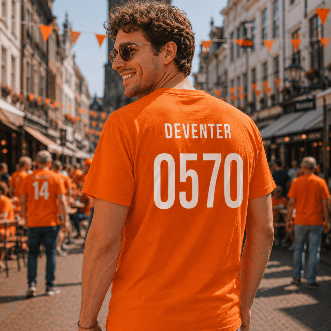 Man in Oranje Deventer 0570 Tshirt tijdens het WK voetbal