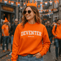 Dame in Deventer oranje sweater tijdens koningsdag