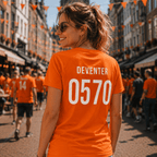 Vrouw in Oranje Deventer 0570 tshirt tijdens wk voetbal