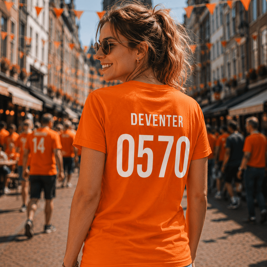 Vrouw in Oranje Deventer 0570 tshirt tijdens wk voetbal
