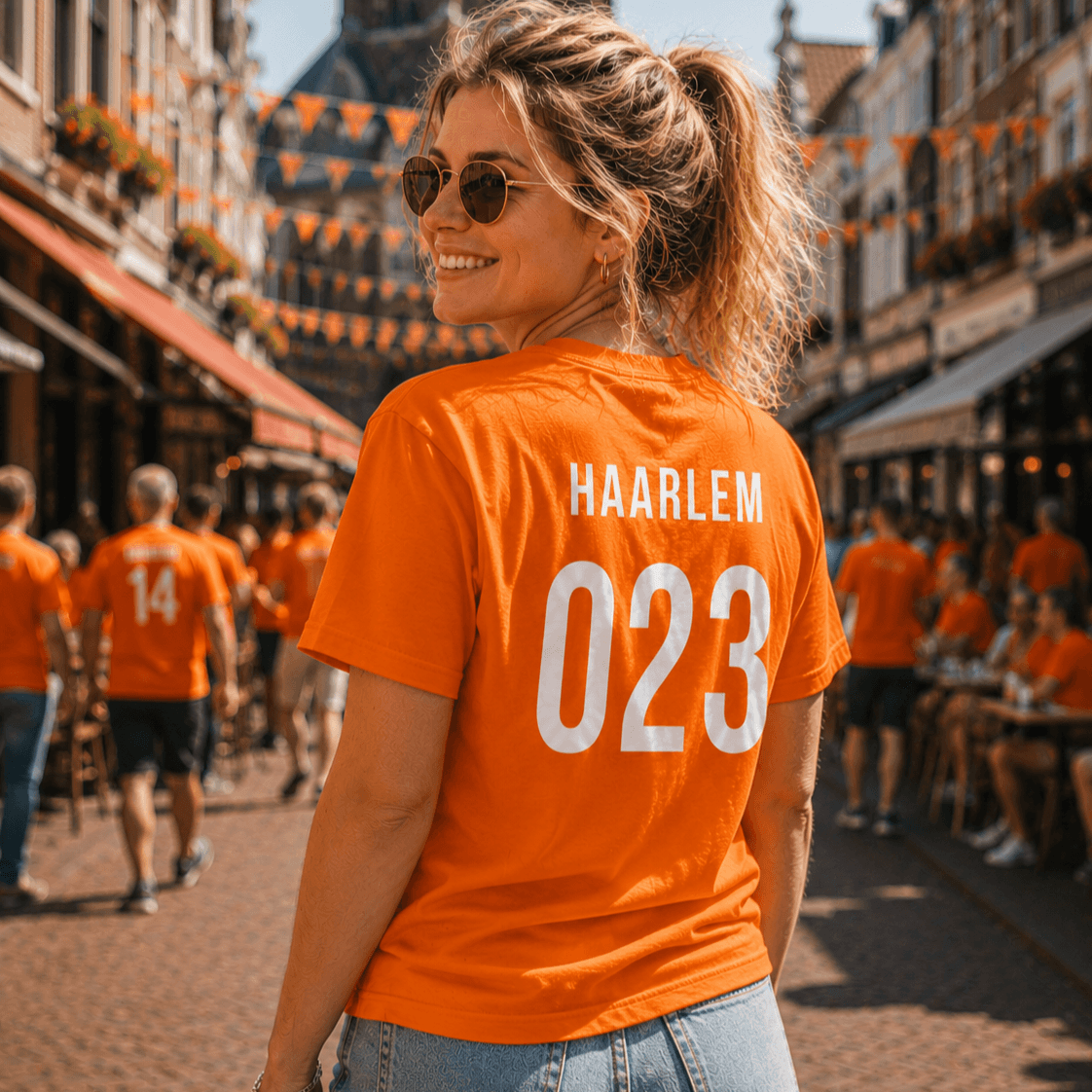 Dame in Haarlem 023 Oranje tshirt tijdens wk voetbal