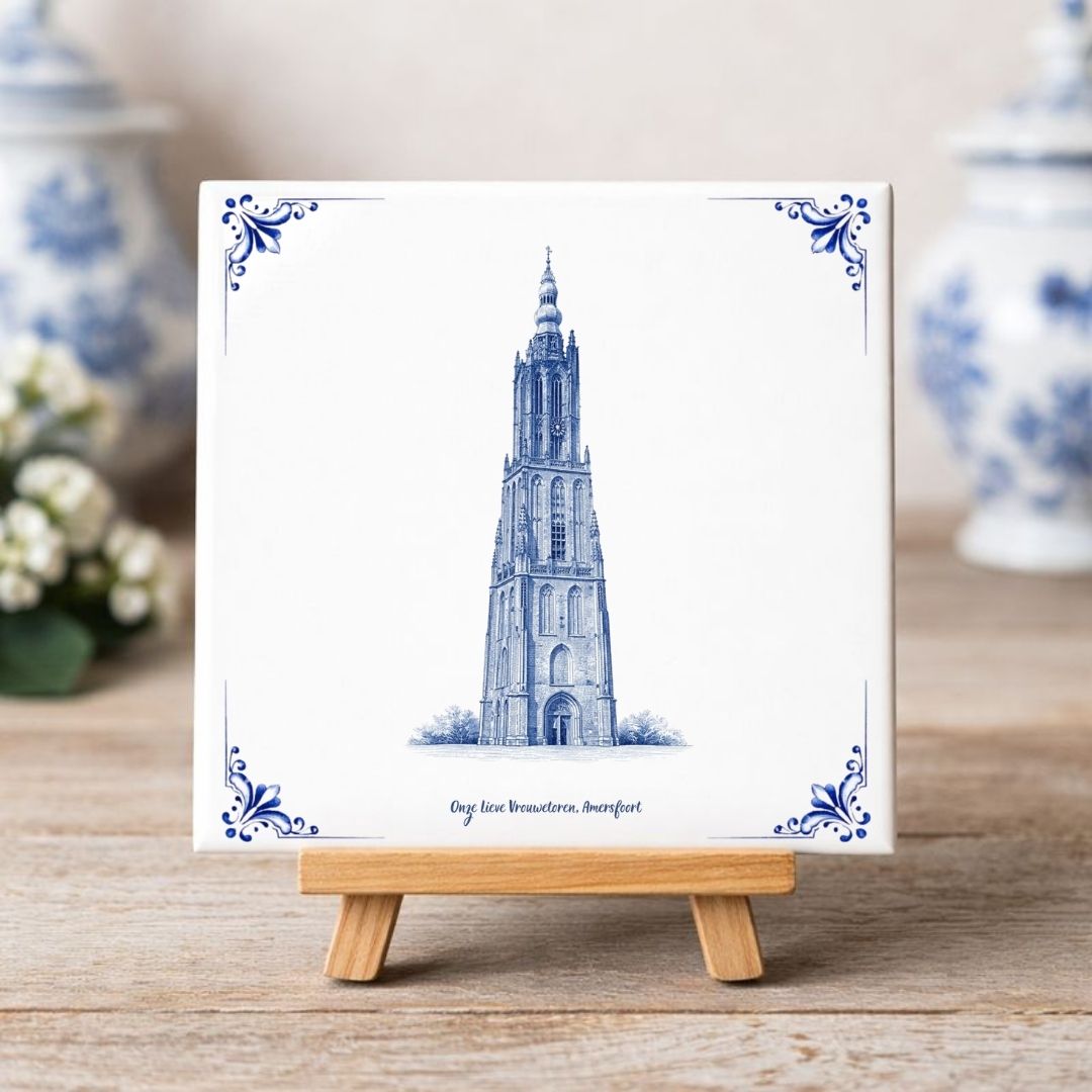 Amersfoort Tegeltje met ontwerp van De Onze Lieve Vrouwetoren in Delfstblauwe stijl